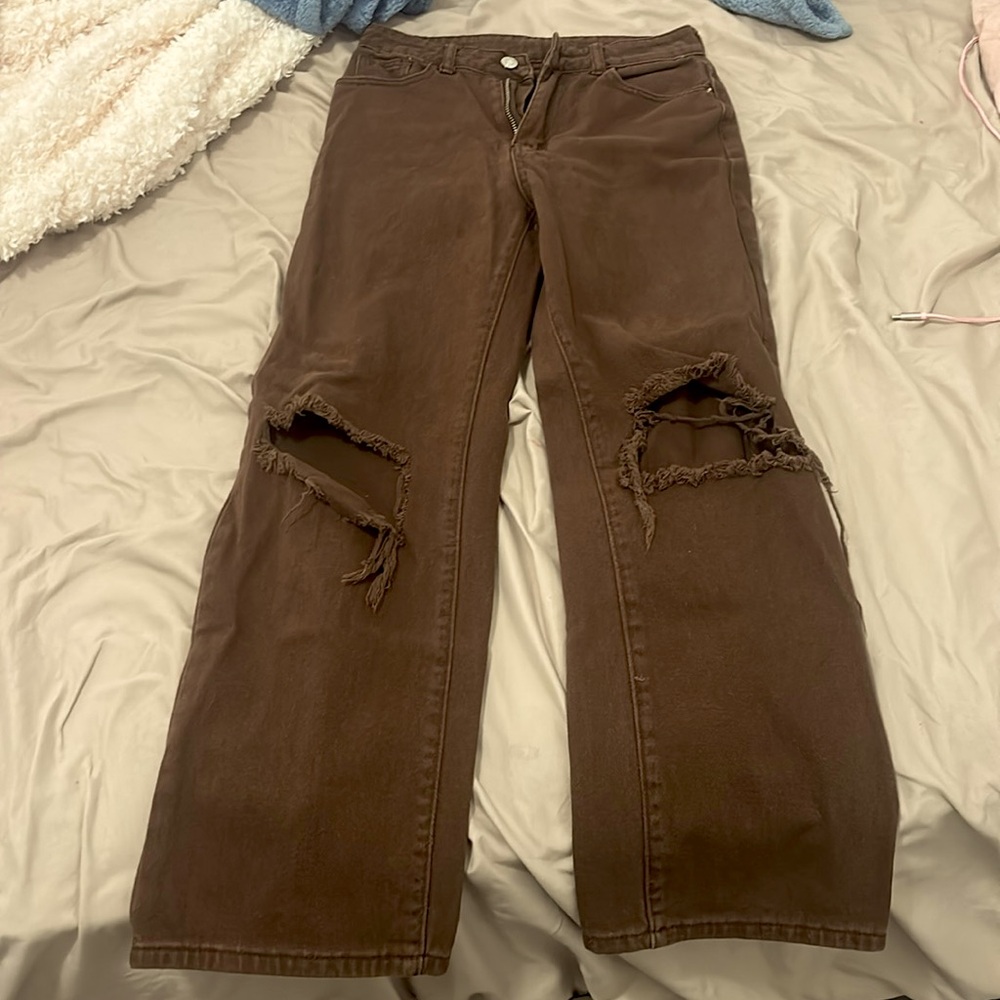 Hello I’m selling brown mid rise jeans
They are in good condition never wear